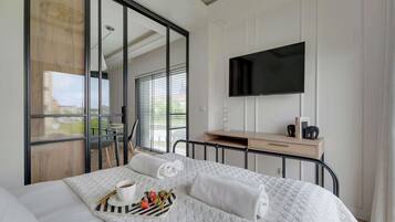 Iron/ironing board, WiFi, bed sheets