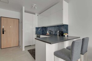 Wasserkocher mit Kaffee-/Teezubehör, Kühlschrank, Ofen, Herdplatte