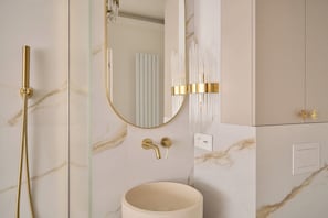 Dusche, Haartrockner, Handtücher, Shampoo