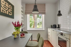 Wasserkocher mit Kaffee-/Teezubehör, Kühlschrank, Ofen, Herdplatte