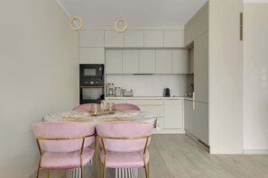 Wasserkocher mit Kaffee-/Teezubehör, Kühlschrank, Mikrowelle, Ofen