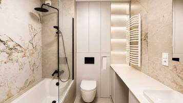 Een douche, een haardroger, handdoeken, shampoo