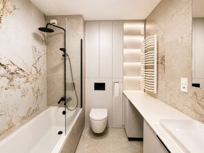 Een douche, een haardroger, handdoeken, shampoo