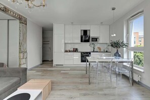 Wasserkocher mit Kaffee-/Teezubehör, Kühlschrank, Mikrowelle, Ofen