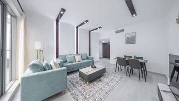 Ein modernes Wohnzimmer mit einer Couch, einem Couchtisch und einem Essbereich.