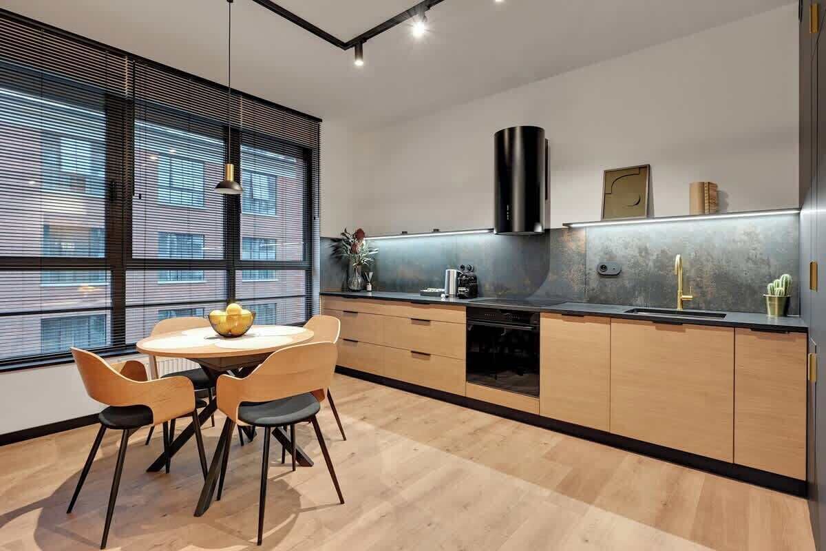 Fridge, oven, stovetop, coffee/tea maker