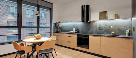 Fridge, oven, stovetop, coffee/tea maker