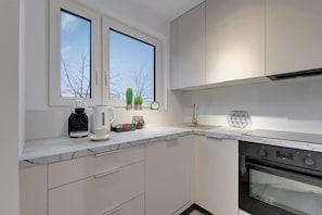 Wasserkocher mit Kaffee-/Teezubehör, Kühlschrank, Ofen, Herdplatte