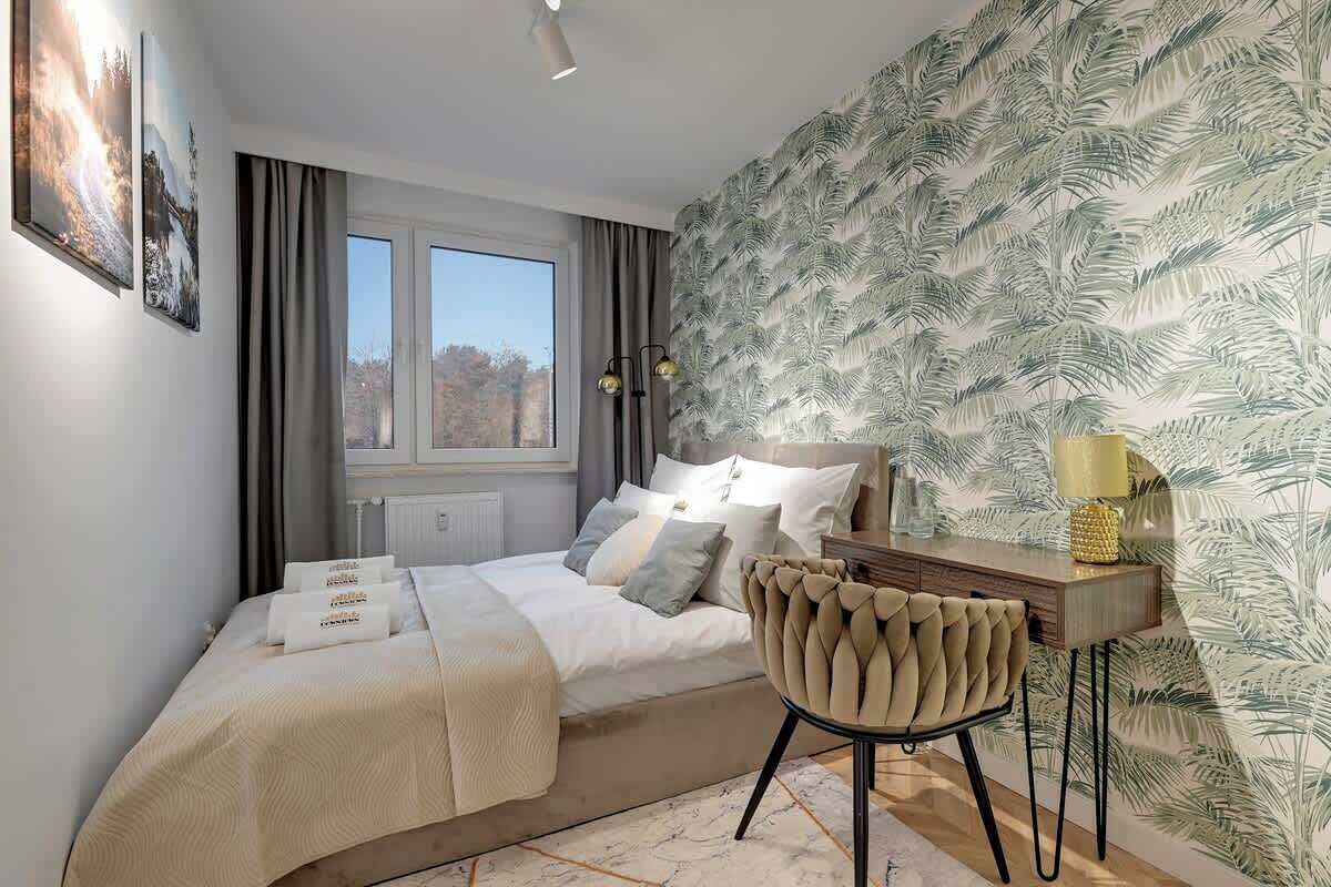 Iron/ironing board, travel crib, WiFi, bed sheets