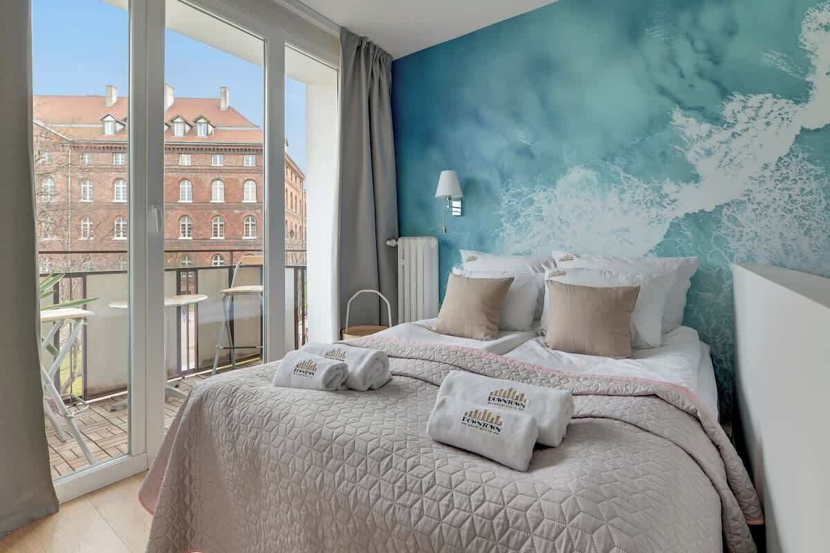 Iron/ironing board, travel crib, WiFi, bed sheets