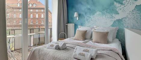 Iron/ironing board, travel crib, WiFi, bed sheets