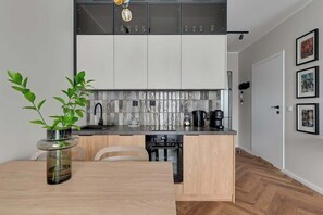 Wasserkocher mit Kaffee-/Teezubehör, Kühlschrank, Ofen, Herdplatte