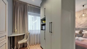 Une chambre à coucher avec un lit, un bureau et une chaise.