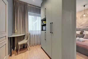 Ein Schlafzimmer mit einem Bett, einem Schreibtisch und einem Stuhl.
