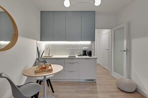 Wasserkocher mit Kaffee-/Teezubehör, Kühlschrank, Herdplatte