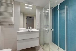 Shower, hair dryer, towels, shampoo - Pool & SPA | River View | Nº 96 with Balcony (Gdańsk)