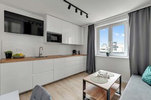 Wasserkocher mit Kaffee-/Teezubehör, Kühlschrank, Mikrowelle, Herdplatte
