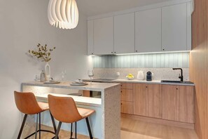 Wasserkocher mit Kaffee-/Teezubehör, Kühlschrank, Ofen, Herdplatte