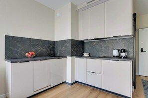 Wasserkocher mit Kaffee-/Teezubehör, Kühlschrank, Herdplatte