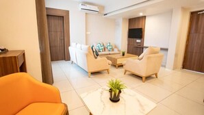 Una sala de estar moderna con un sofá, una mesa de centro y un televisor.