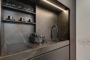 Wasserkocher mit Kaffee-/Teezubehör, Kühlschrank, Ofen, Herdplatte