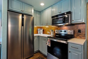 Cafetera/tetera, refrigerador, microondas, horno