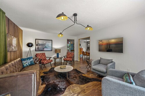 One of a kind 3 bedroom between Sister and Ellison Bays - Big Hill House