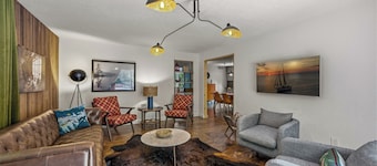 One of a kind 3 bedroom between Sister and Ellison Bays - Big Hill House