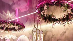 A luxurious bedroom with a large bed, a bathtub, and a chandelier. - Hi Stay Apartment Granaria Wild & Pink (Gdańsk)