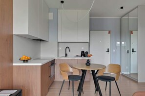 Wasserkocher mit Kaffee-/Teezubehör, Kühlschrank, Ofen, Herdplatte