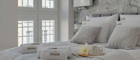 Tabla de planchar con plancha, cuna de viaje, wifi y ropa de cama