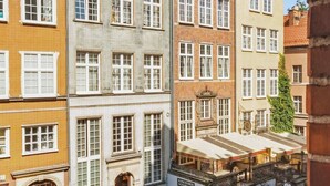 A historic building with multiple windows and a central entrance. - Piwna Sunlight | Old Town | 2 Bedrooms (Gdańsk)