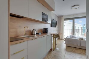 Wasserkocher mit Kaffee-/Teezubehör, Kühlschrank, Ofen, Herdplatte