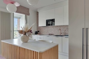 Wasserkocher mit Kaffee-/Teezubehör, Kühlschrank, Mikrowelle, Herdplatte