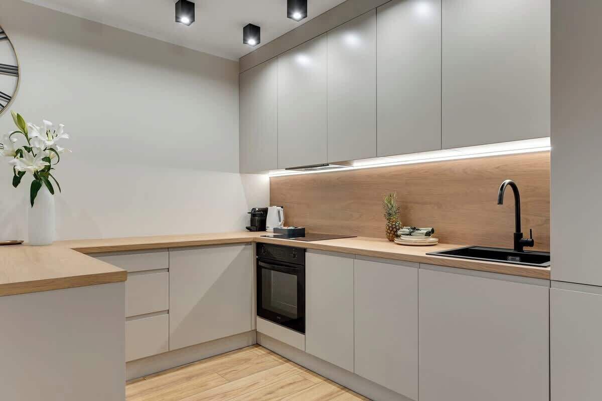 Coffee/tea maker, fridge, oven, stovetop