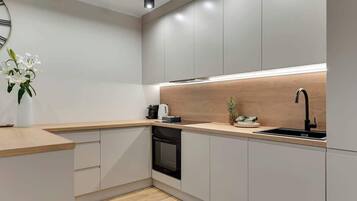 Coffee/tea maker, fridge, oven, stovetop