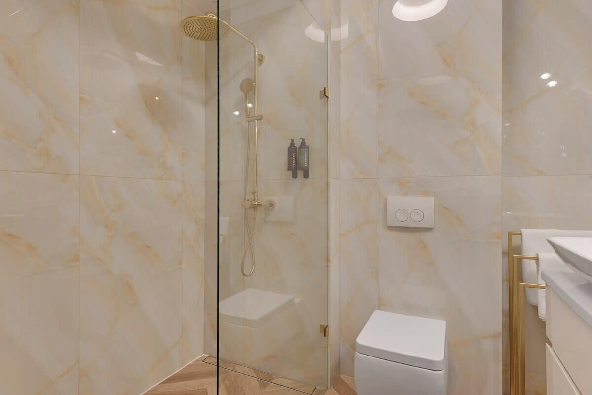Dusche, Haartrockner, Handtücher, Shampoo