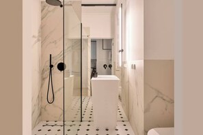 Dusche, Haartrockner, Shampoo