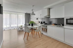 Wasserkocher mit Kaffee-/Teezubehör, Kühlschrank, Mikrowelle, Ofen