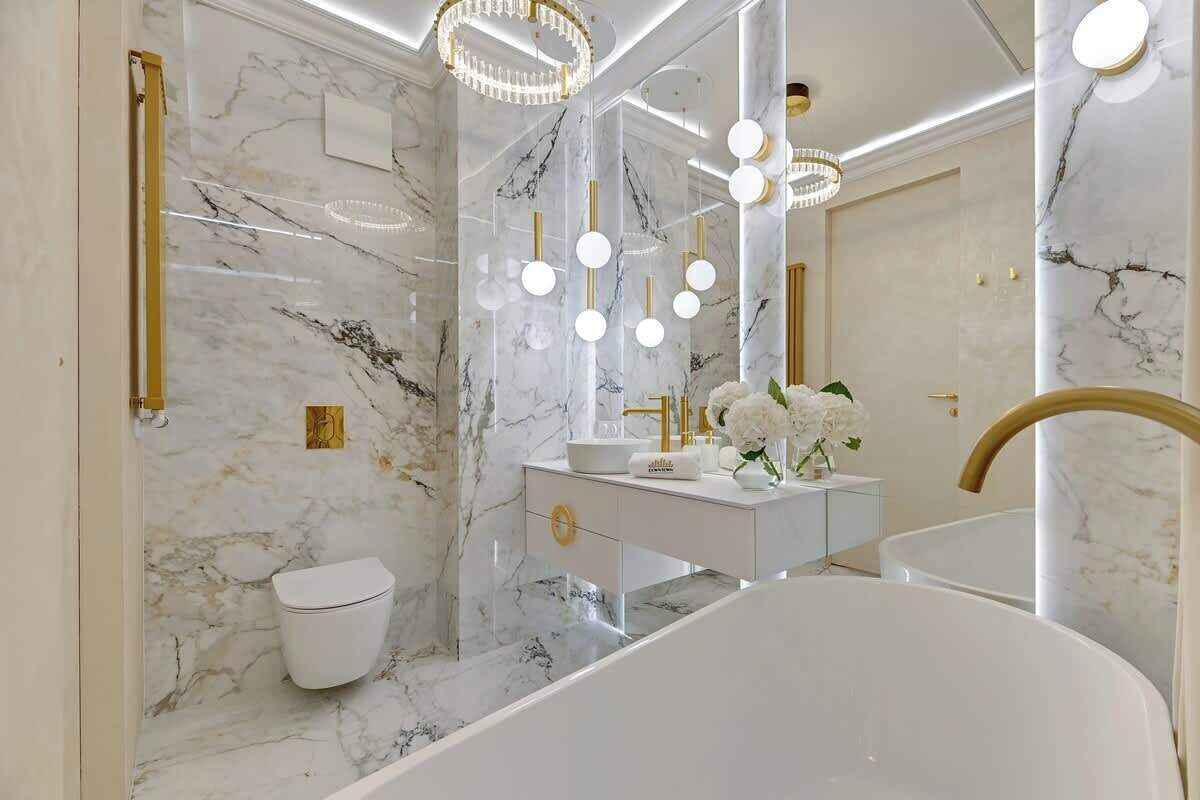 Shower, hair dryer, towels, shampoo