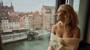 Une vue sur un paysage urbain avec des bâtiments historiques et une rivière.