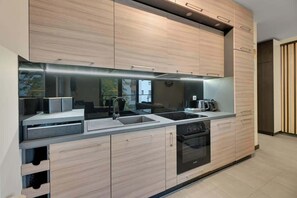 Wasserkocher mit Kaffee-/Teezubehör, Kühlschrank, Ofen, Herdplatte