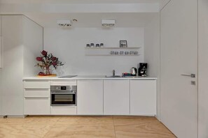 Wasserkocher mit Kaffee-/Teezubehör, Kühlschrank, Ofen, Herdplatte