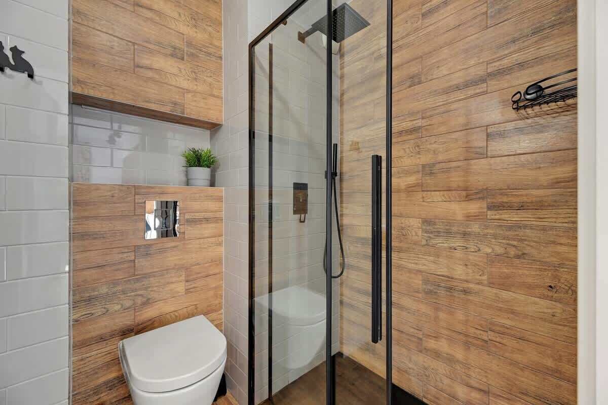 Shower, hair dryer, shampoo