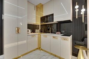 Wasserkocher mit Kaffee-/Teezubehör, Kühlschrank, Mikrowelle, Herdplatte