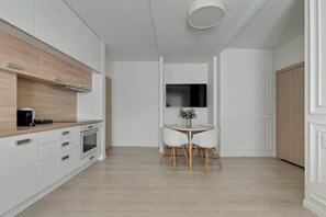 Coffee/tea maker, fridge, microwave, oven - Waterlane SPA B12A | Spa, Pool & Gym | Riverside (Gdańsk)