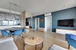TV - Nº 83 with Balcony | Pool, SPA & Gym | River View (Gdańsk)
