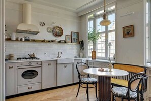 Wasserkocher mit Kaffee-/Teezubehör, Kühlschrank, Ofen, Herdplatte