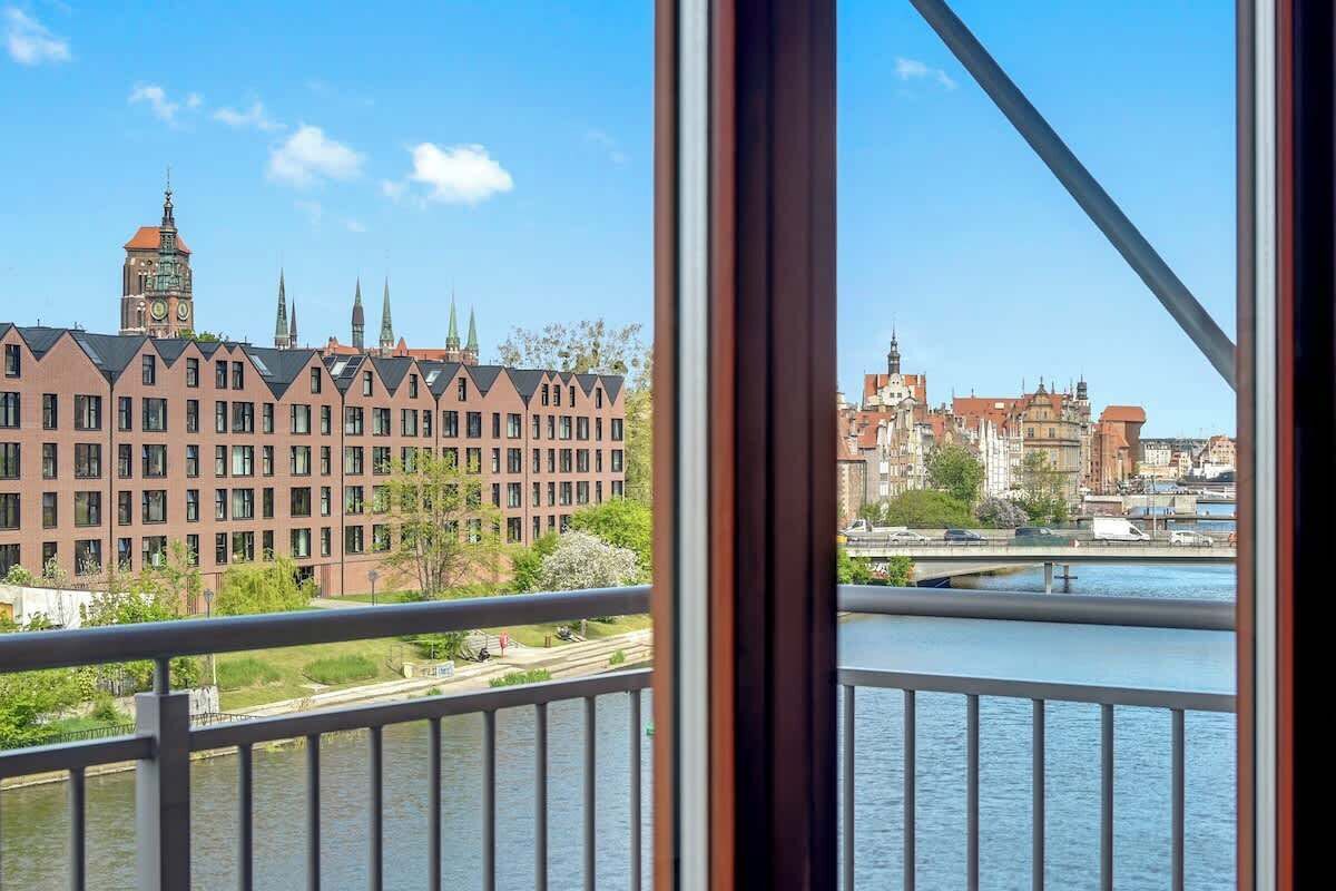 Vista de un río con edificios al fondo.