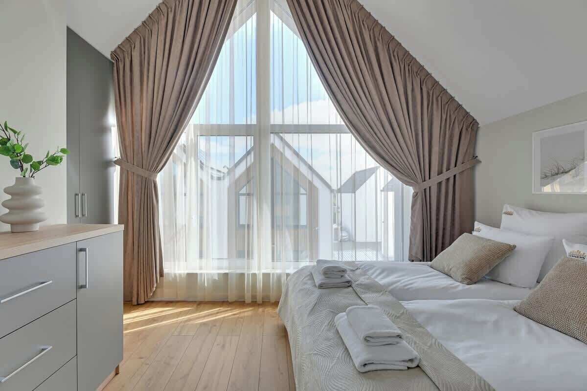 Iron/ironing board, travel crib, WiFi, bed sheets